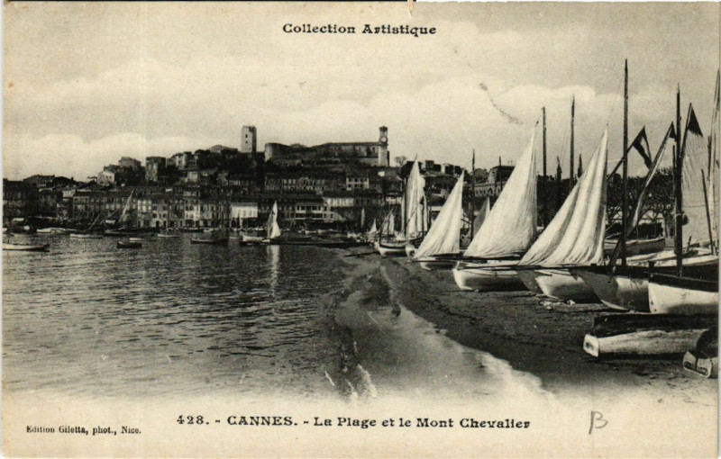 Carte postale ancienne Cannes - La Plage et le Mont Chevalier à Cannes