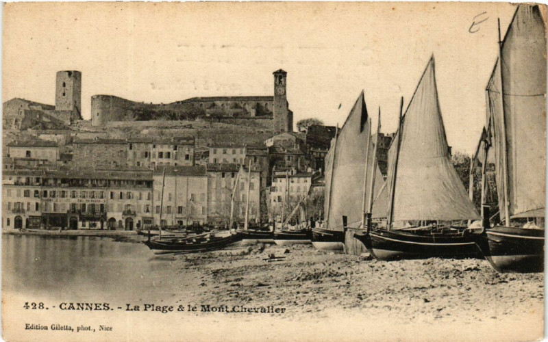 Carte postale ancienne Cannes - La Plage et le Mont Chevalier à Cannes