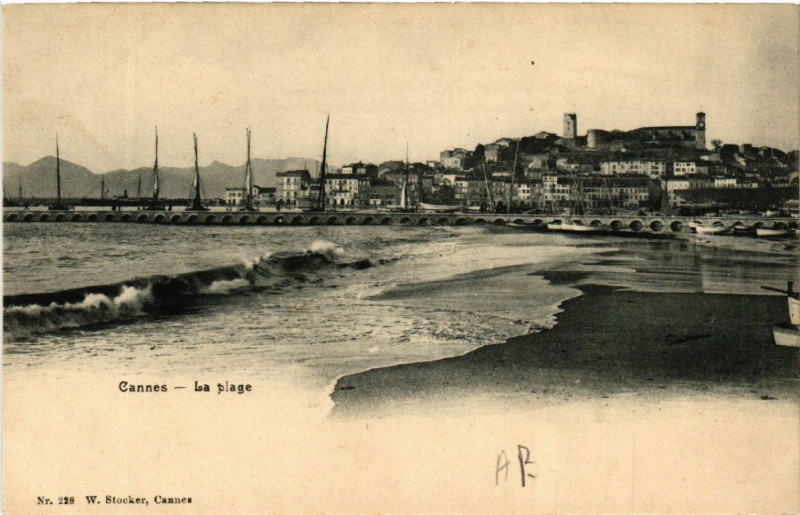 Carte postale ancienne Cannes - La Plage à Cannes
