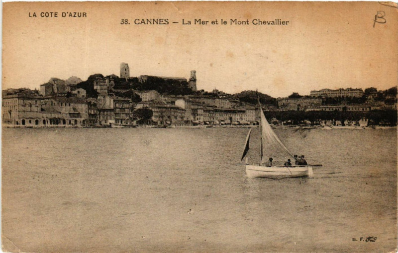 Carte postale ancienne Cannes - La Mer et le Mont Chevalier à Cannes
