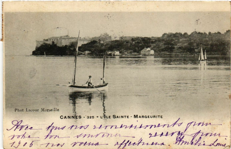 Carte postale ancienne Cannes - L'Ile Ste-Marguerite - Scene à Cannes