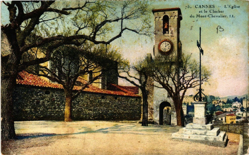 Carte postale ancienne Cannes - L'Eglise et le Clocher du Mont-Chevalier à Cannes