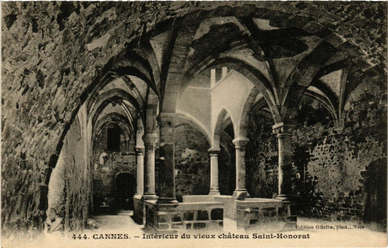 Carte postale ancienne Cannes - Interieur du vieux chateau St-Honorat à Cannes