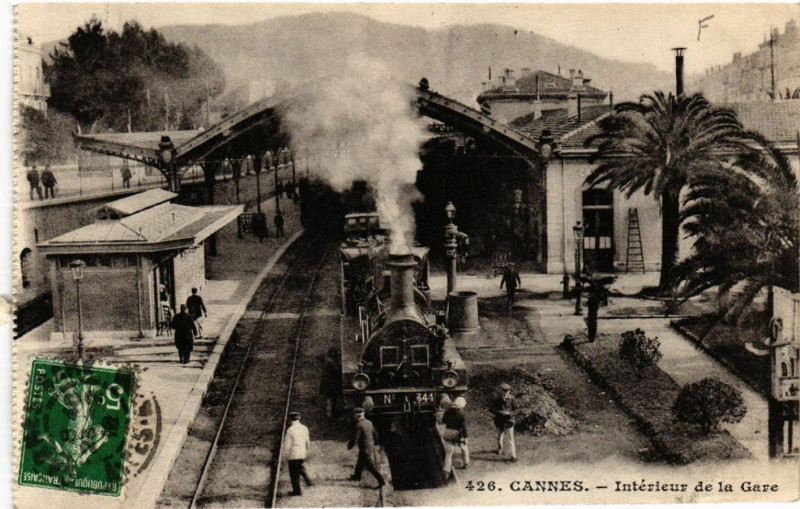 Carte postale ancienne Cannes - Interieur de la Gare à Cannes