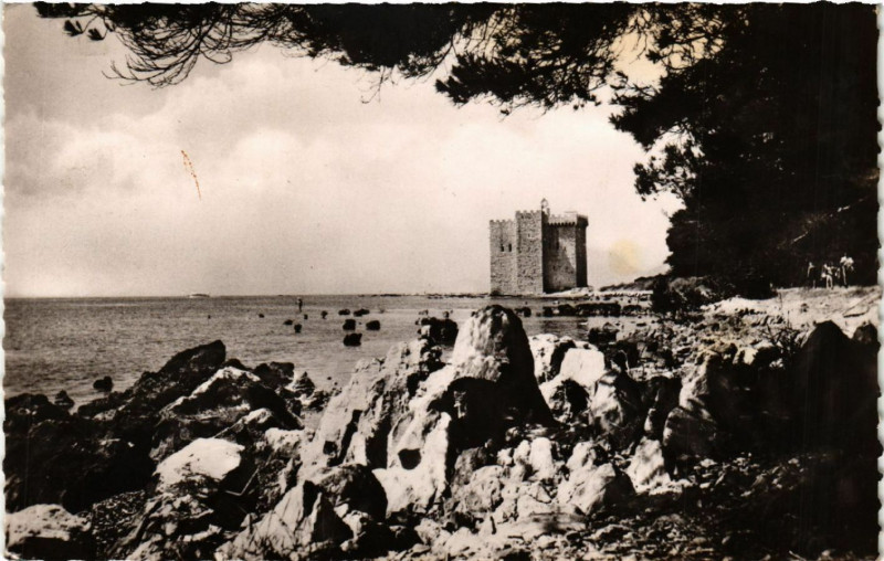 Carte postale ancienne Cannes - Ile St-Honorat - Scene à Cannes