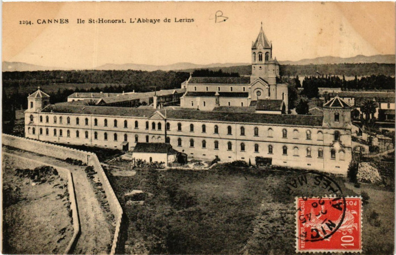 Carte postale ancienne Cannes - Ile St-Honorat - L'Abbaye de Lerins à Cannes