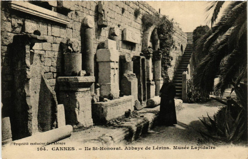 Carte postale ancienne Cannes - Ile St-Honorat - Abbaye de Lérins - Musée Lapidaire à Cannes