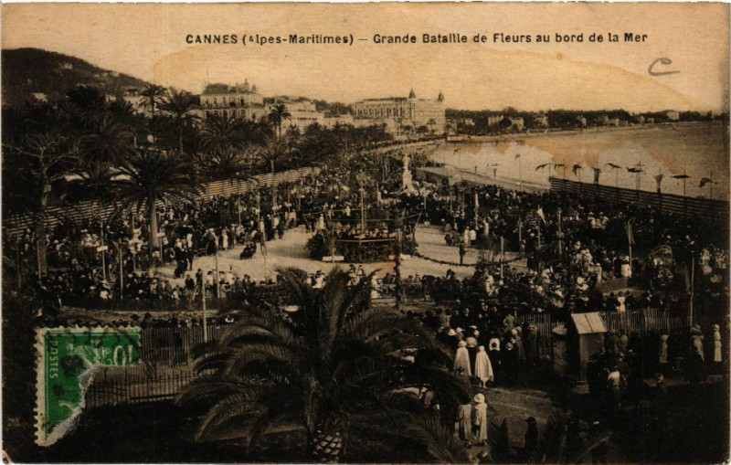 Carte postale ancienne Cannes - Grande Bataille de Fleurs au bord de la Mer à Cannes