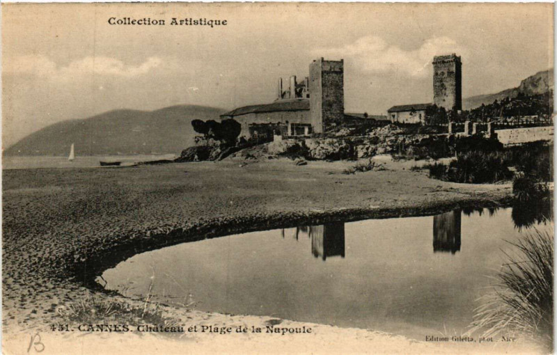 Carte postale ancienne Cannes - Chateau et Plage de La Napoule à Cannes