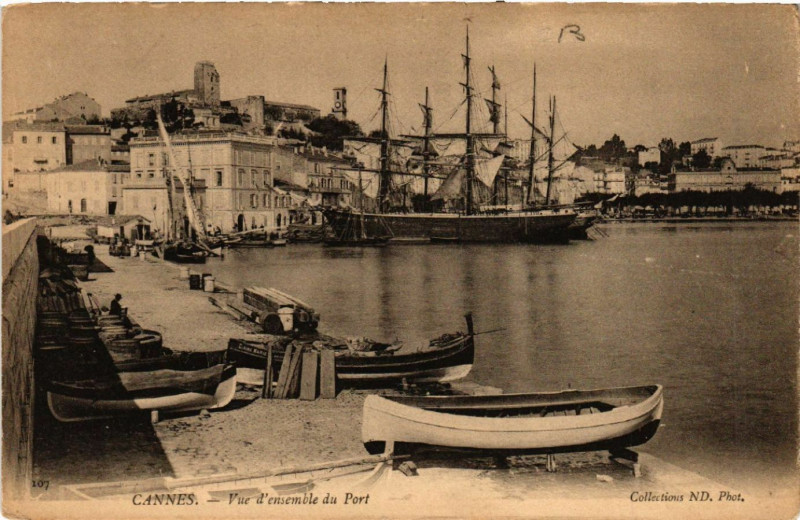 Carte postale ancienne Cannes - Vue d'ensemble du Port à Cannes
