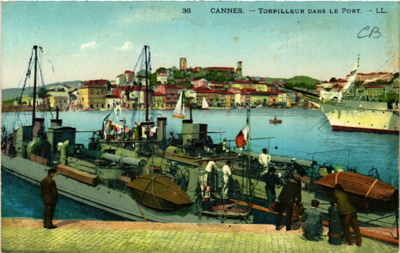 Carte postale ancienne Cannes - Torpilleur dans le Port à Cannes