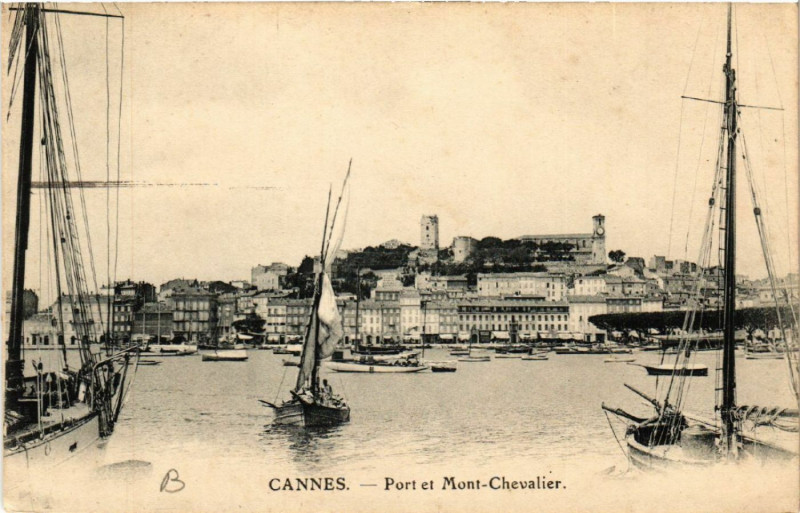 Carte postale ancienne Cannes - Port et Mont-Chevalier à Cannes