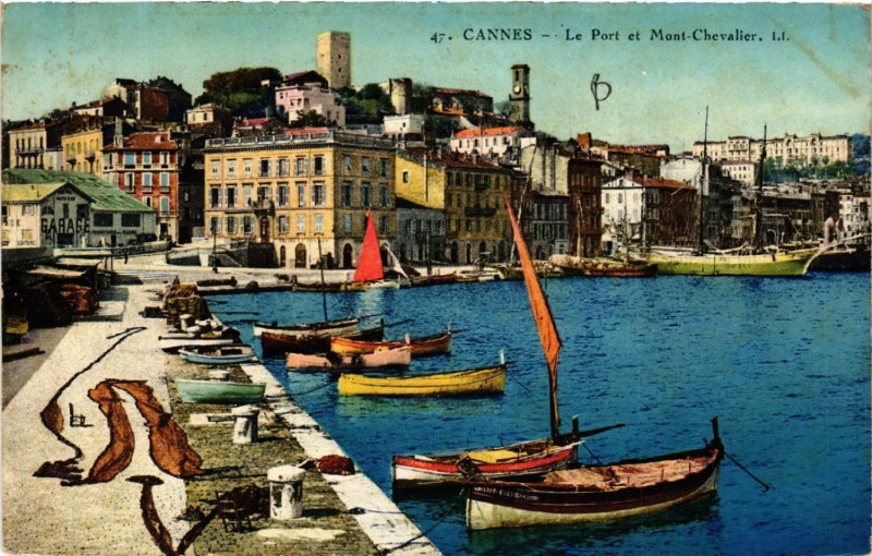 Carte postale ancienne Cannes - Le Port et Mont-Chevalier à Cannes