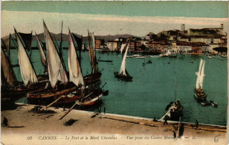 Carte postale ancienne Cannes - Le Port et le Mont Chevalier - Vue prise du Casino à Cannes