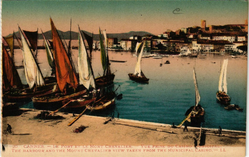 Carte postale ancienne Cannes - Le Port et le Mont Chevalier - Vue prise du Casino à Cannes