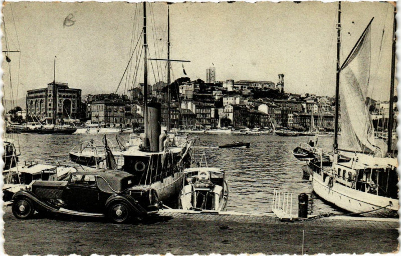 Carte postale ancienne Cannes - Le Port et le Mont Chevalier à Cannes