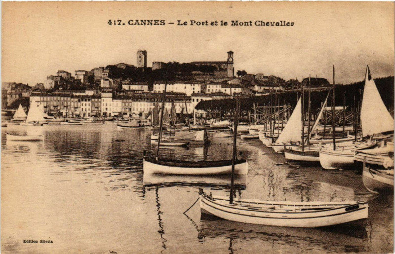 Carte postale ancienne Cannes - Le Port et le Mont Chevalier à Cannes