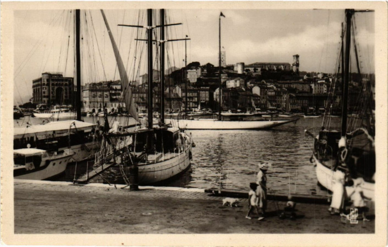 Carte postale ancienne Cannes - Le Port et le Mont Chevalier à Cannes