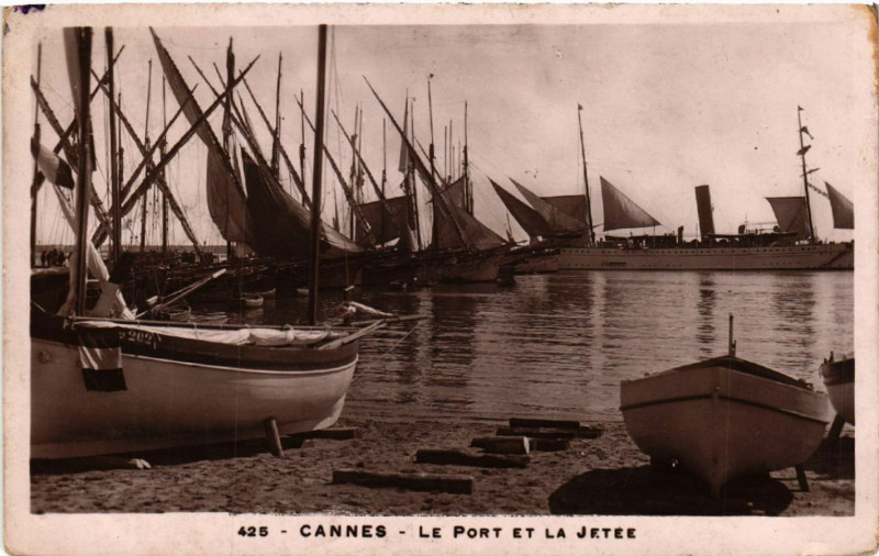 Carte postale ancienne Cannes - Le Port et la Jetée à Cannes