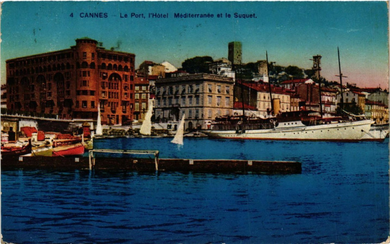 Carte postale ancienne Cannes - Le Port - L'Hotel Méditerranée et le Suquet à Cannes