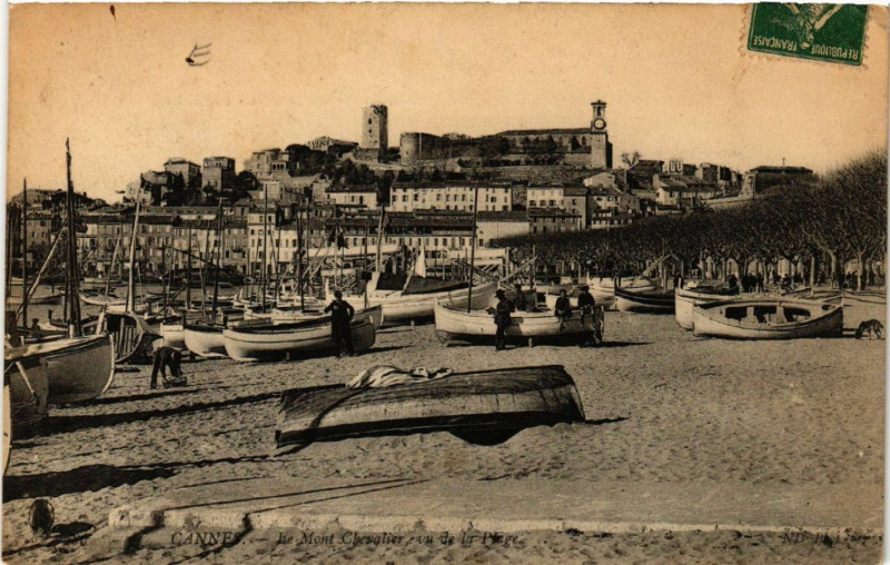 Carte postale ancienne Cannes - Le Mont Chevalier - vu de la Plage à Cannes