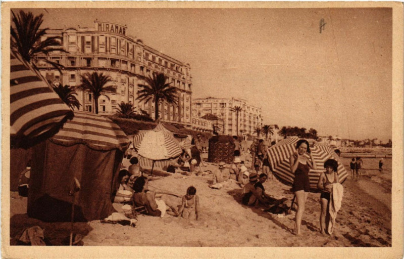 Carte postale ancienne Cannes - Le Miramar - La Plage à Cannes