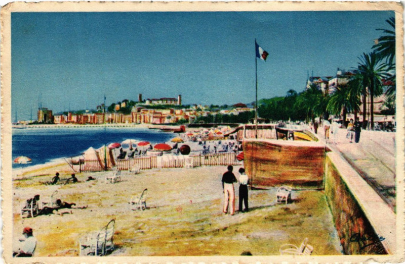 Carte postale ancienne Cannes - La Plage et le Suquet à Cannes