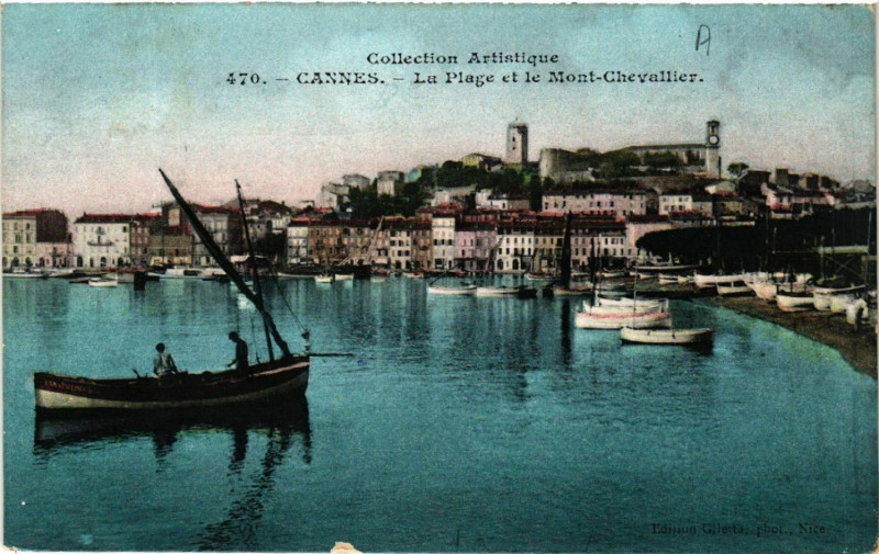 Carte postale ancienne Cannes - La Plage et le Mont-Chevalier à Cannes