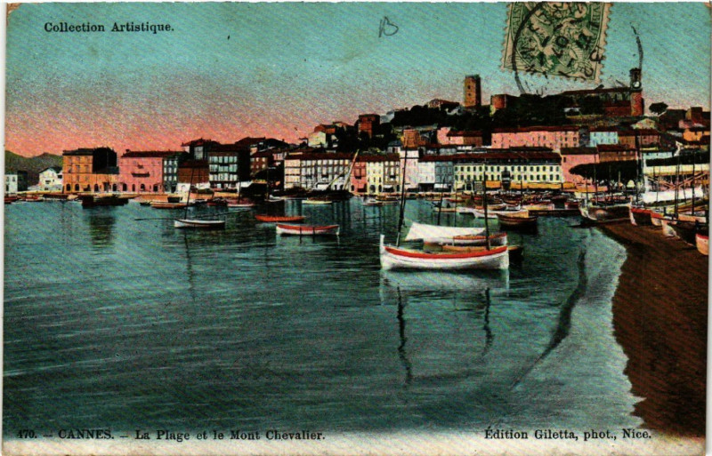 Carte postale ancienne Cannes - La Plage et le Mont Chevalier à Cannes