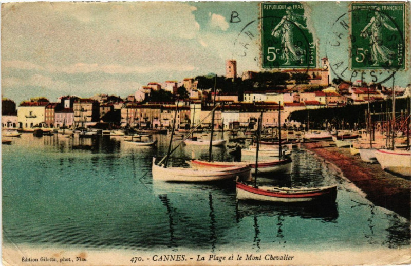 Carte postale ancienne Cannes - La Plage et le Mont Chevalier à Cannes