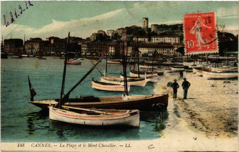 Carte postale ancienne Cannes - La Plage et le Mont Chevalier à Cannes