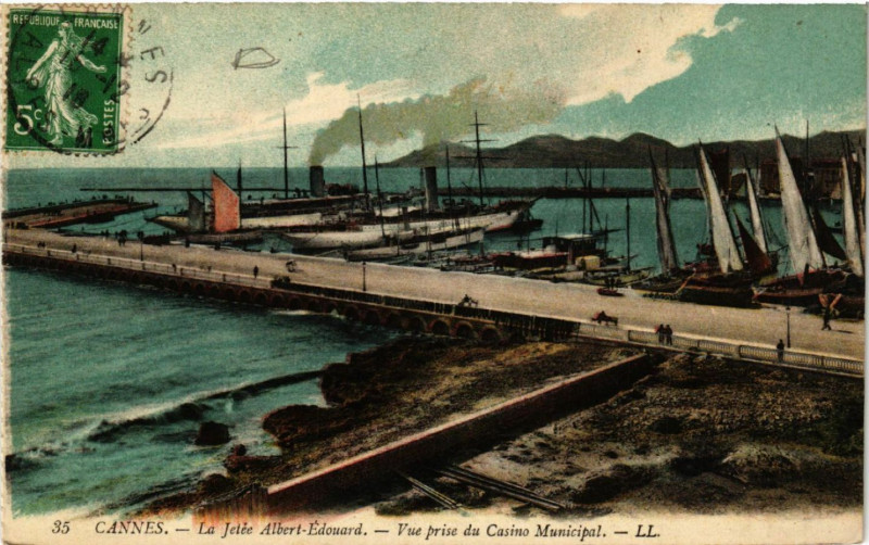 Carte postale ancienne Cannes - La Jetée Albert-Edouard - Vue prise du Casino Municipal à Cannes