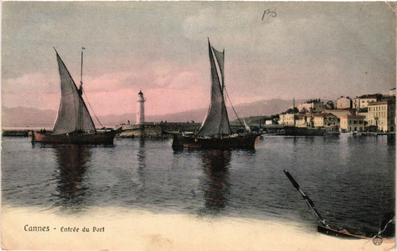Carte postale ancienne Cannes - Entrée du Port à Cannes