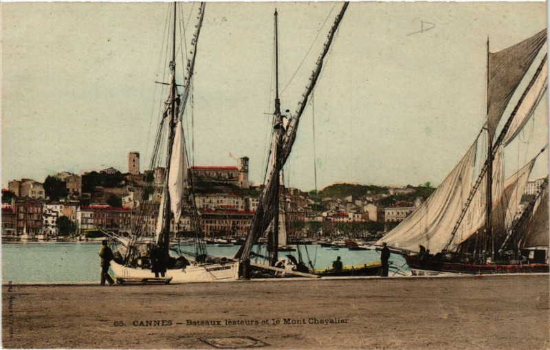 Carte postale ancienne Cannes - Bateaux lesteurs et le Mont Chevalier à Cannes