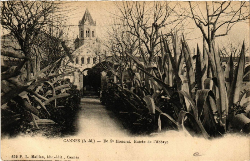 Carte postale ancienne Cannes (A .) - Ile St-Honorat Entrée de l'Abbaye à Cannes