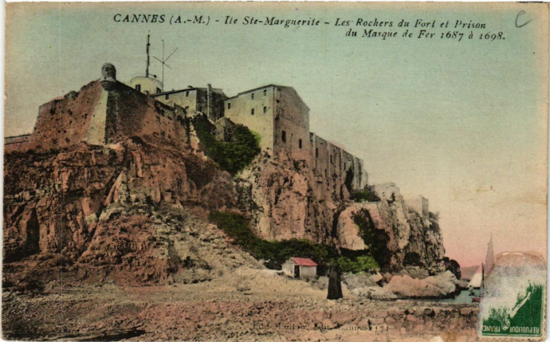 Carte postale ancienne Cannes - Ile Ste-Marguerite - Les Rochers du Fort et Prison à Cannes