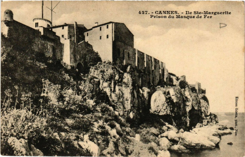 Carte postale ancienne Cannes - Ile Ste-Marguerite - Prison de Masque de Fer à Cannes