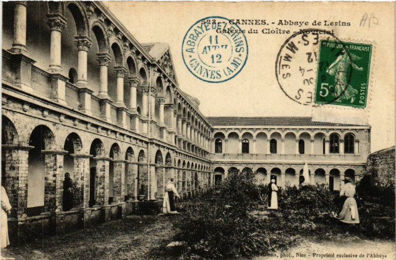 Carte postale ancienne Cannes - Abbaye de Lerins - Galerie du Cloitre à Cannes