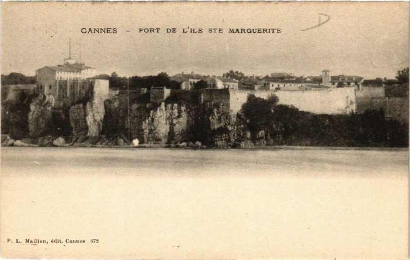 Carte postale ancienne Cannes - Fort de l'Ile Ste-Marguerite à Cannes