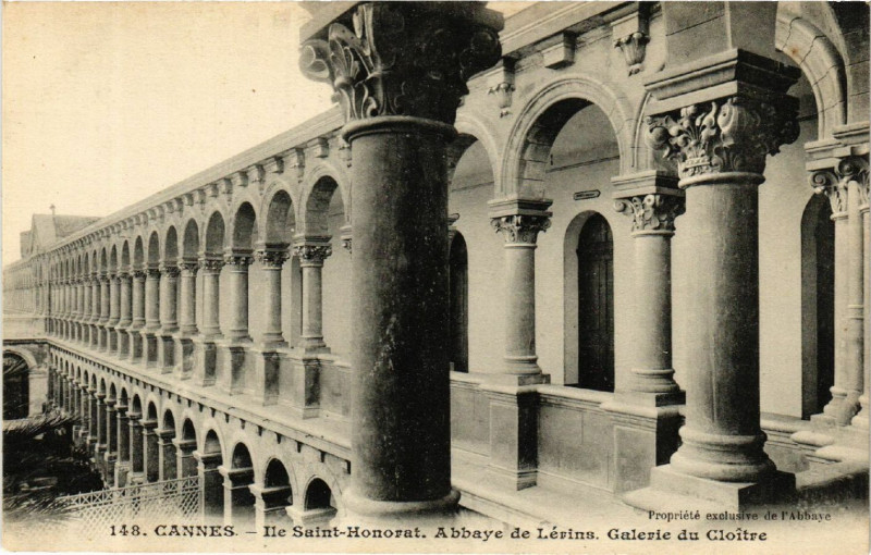 Carte postale ancienne Cannes - Ile St-Honorat . Abbaye de Lérine-Galerie du Cloitre à Cannes