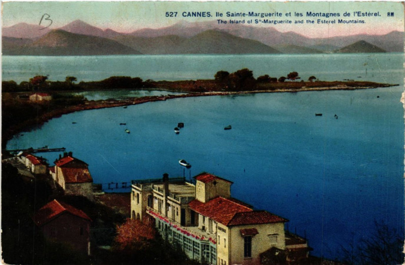 Carte postale ancienne Cannes - Ile Ste-Marguerite et les Montagnes de l'Estrérel à Cannes