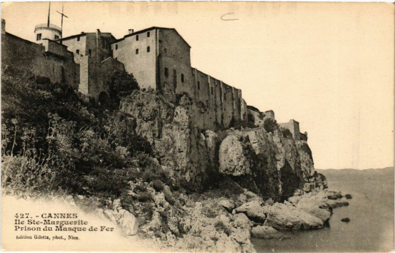 Carte postale ancienne Cannes - Ile Ste-Marguerite Prison du Masque de Fer à Cannes