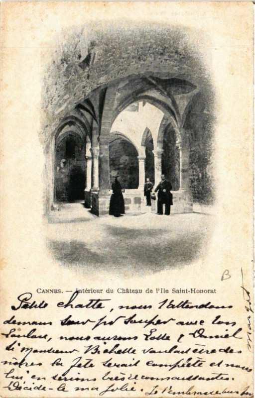 Carte postale ancienne Cannes - Interieur du Chateau de l'Ile St-Honorat à Cannes