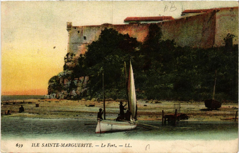 Carte postale ancienne Ile Sainte-Marguerite - Le Fort