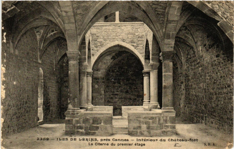 Carte postale ancienne Iles de Lérins , prés Cannes Intérieur du Chateau-fort La Citerne à Cannes