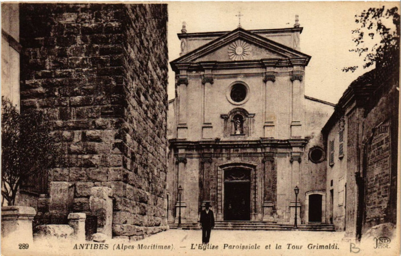 Carte postale ancienne Antibes - L'Eglise Paroissiale et la Tour Grimaldi à Antibes