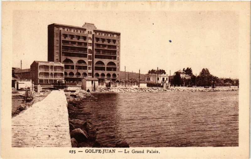 Carte postale ancienne Golfe-Juan - Le Grand Palais
