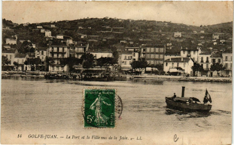 Carte postale ancienne Golfe-Juan - Le Port et la Ville vus de la Jetée