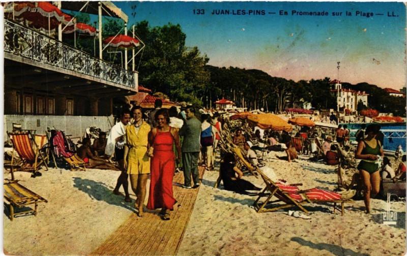 Carte postale ancienne Juan-les-Pins - En Promenade sur la Plage