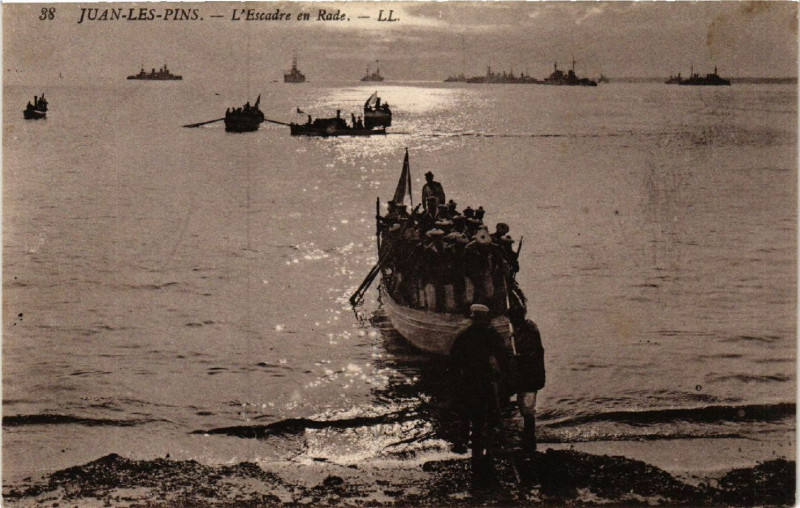 Carte postale ancienne Juan-les-Pins - L'Escadre en Rade